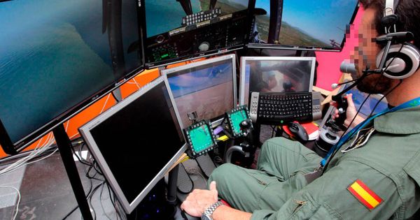 Foto: Un piloto militar utiliza un prototipo informático. (EFE)