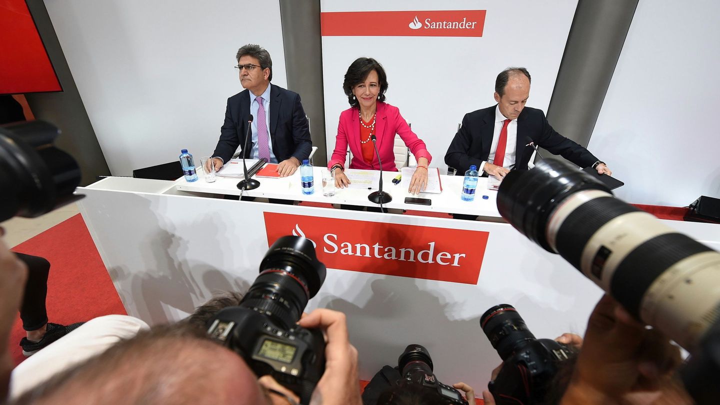 La presidenta del Banco Santander, Ana Patricia Botín, comparece tras la adquisición del Popular. (EFE)