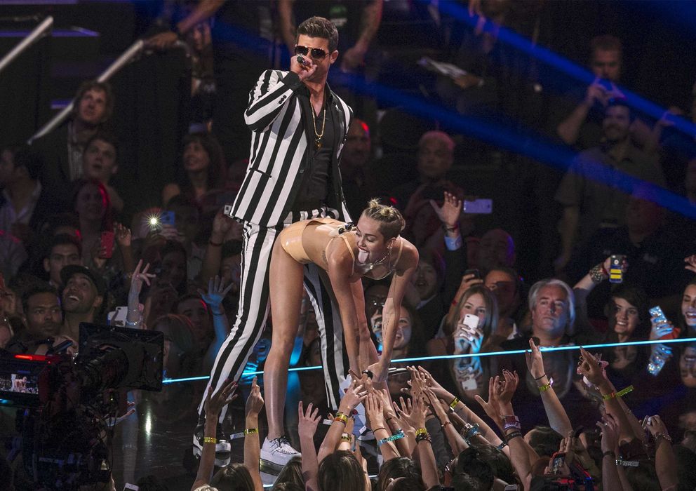 Foto: Robin Thicke junto a Miley Cyrus (Reuters)