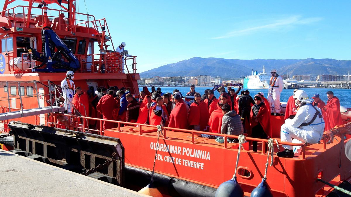 Salvamento Marítimo rescata a 38 migrantes en patera que navegaban por Motril 