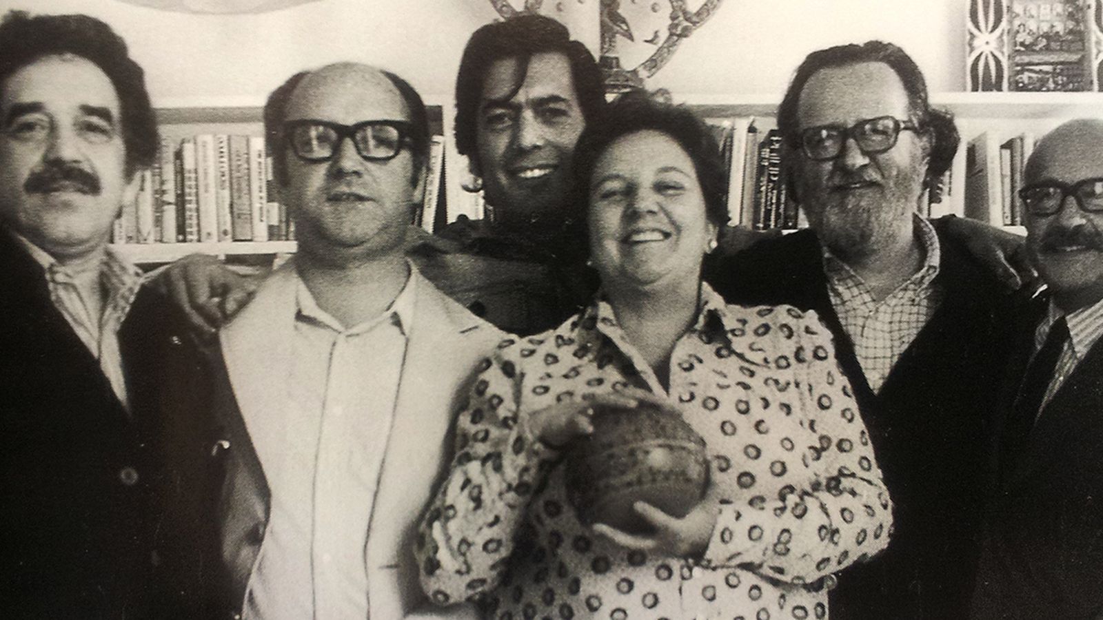 Foto: García márquez, jorge edwards, vargas llosa, carmen balcells, donoso y muñoz suay, en 1974. (archivo carmen balcells)