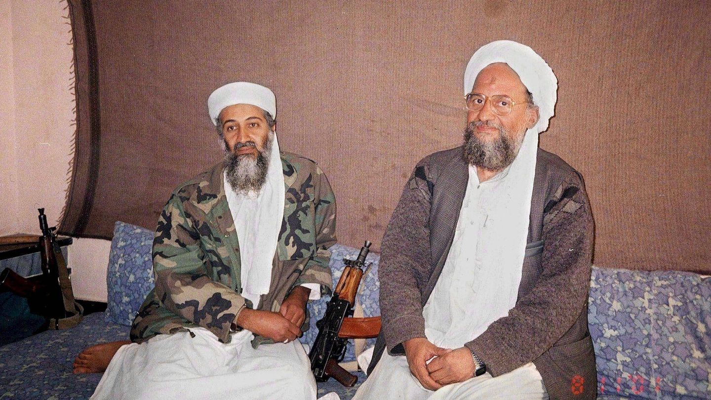 Fotografía de archivo del periódico 'Ausaf' del 8 de noviembre de 2001 que muestra, en una localización desconocida de Afganistán, al hasta ahora número dos de Al Qaeda, Ayman al Zawahiri, junto a Bin Laden. (EFE/Periódico 'Ausaf')