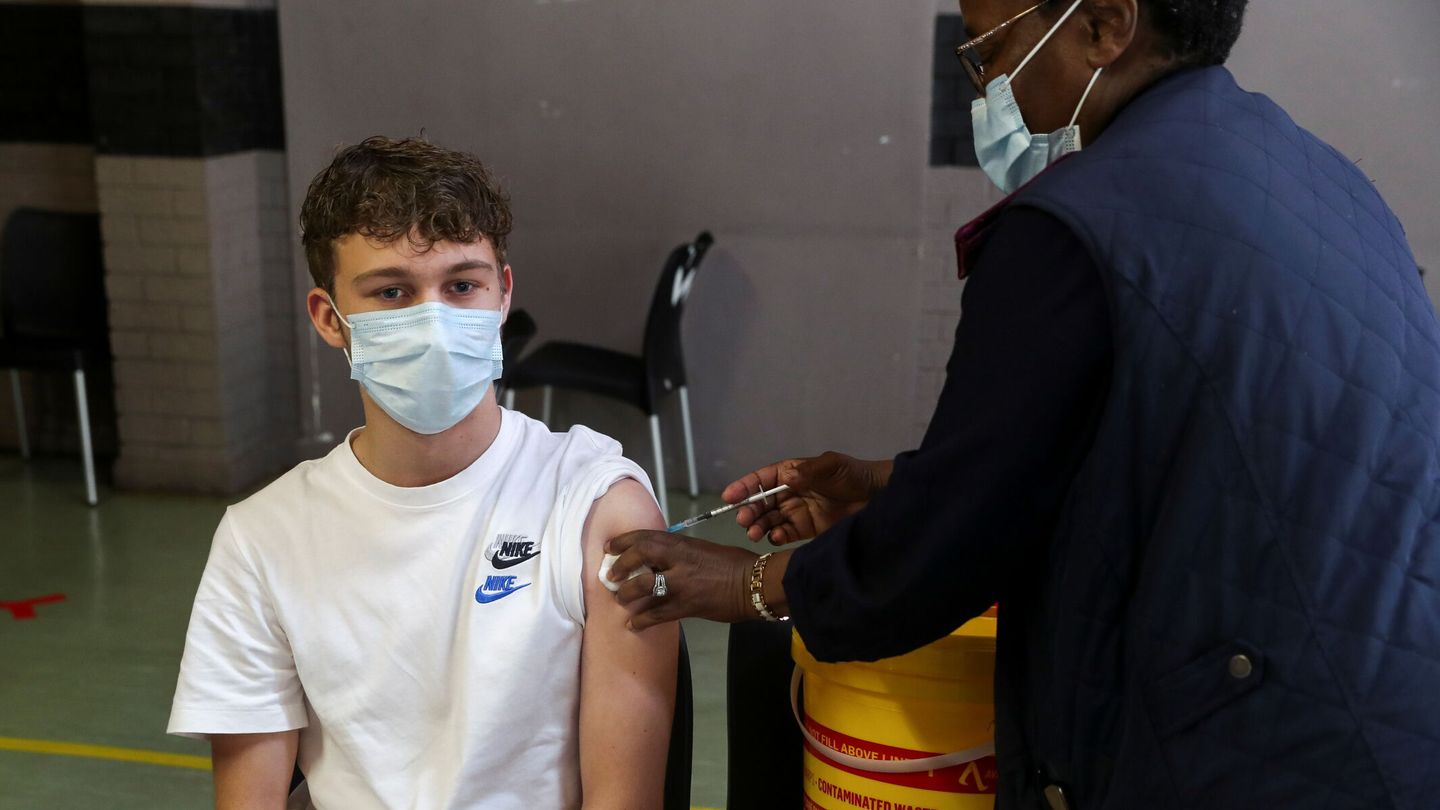 Joven recibiendo la vacuna. (Reuters)