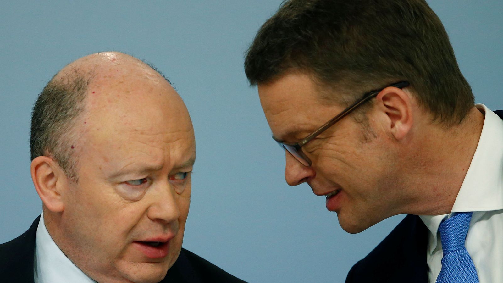 Foto: John Cryan (izquierda), ya expresidente de Deutsche Bank, junto al nuevo presidente, Christian Sewing. (Reuters)