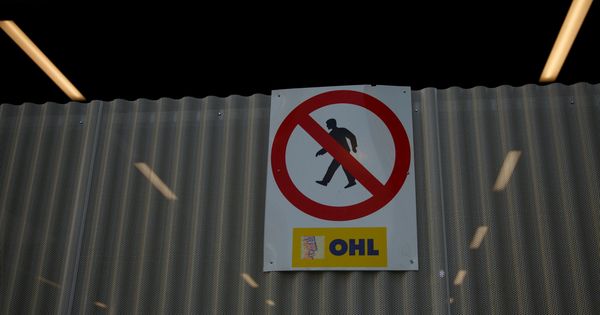 Foto: Logo de OHL en la valla de una obra en Madrid. (Reuters)
