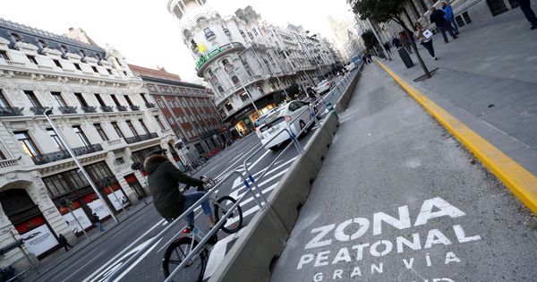 Foto: Vista de la zona peatonal en la Gran Vía de Madrid. (EFE)