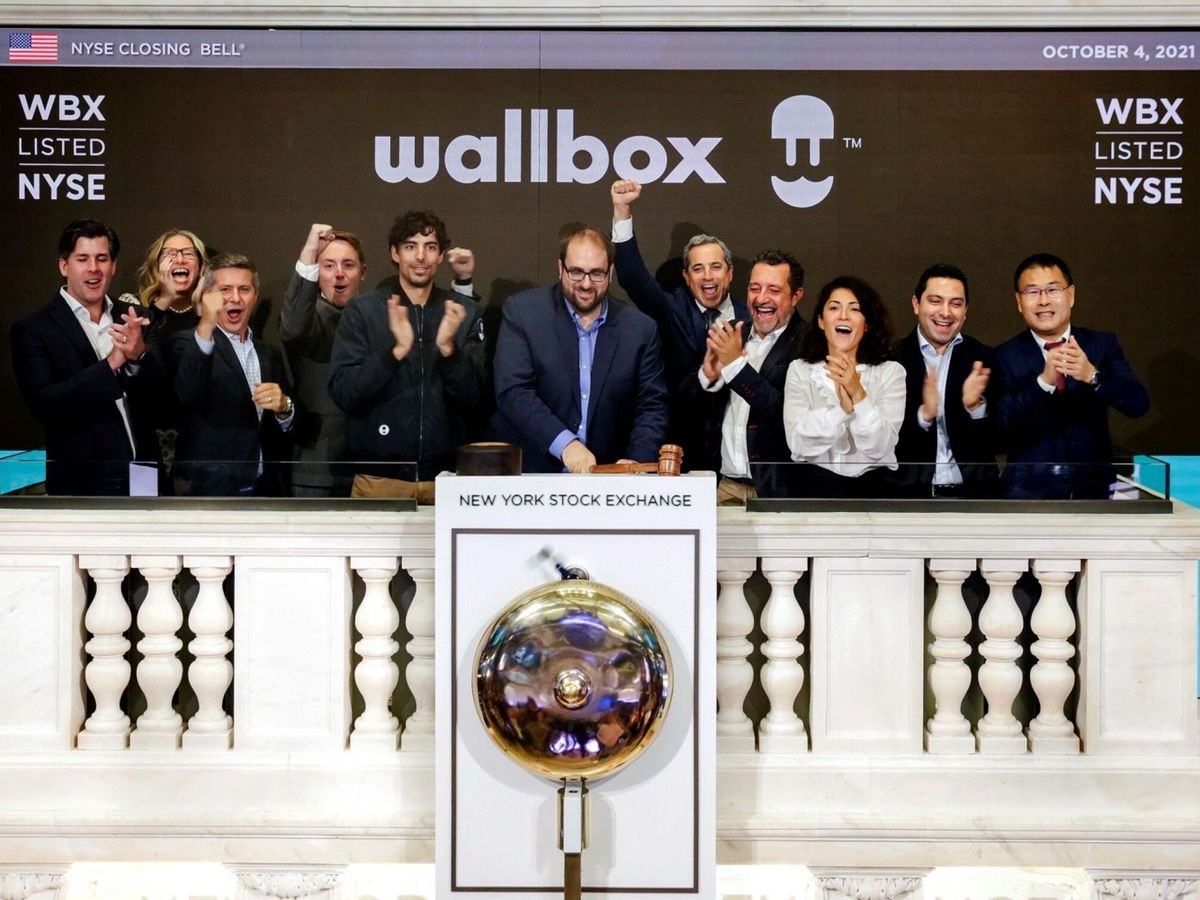 Foto: Los directivos de Wallbox, con Enric Asunción a la cabeza, protagonizan el toque de campana en la Bolsa de Nueva York el día de su debut en el parqué. (EFE)