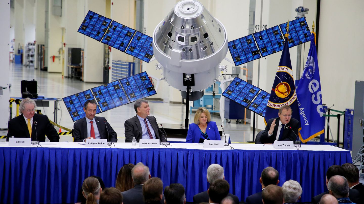 Directivos de ESA y NASA celebran la llegada del módulo europeo para la nave Orion a Florida en noviembre de 2018. (Reuters)