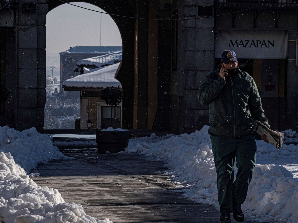 Foto: Un hombre camina junto al hielo en Toledo. (EFE)