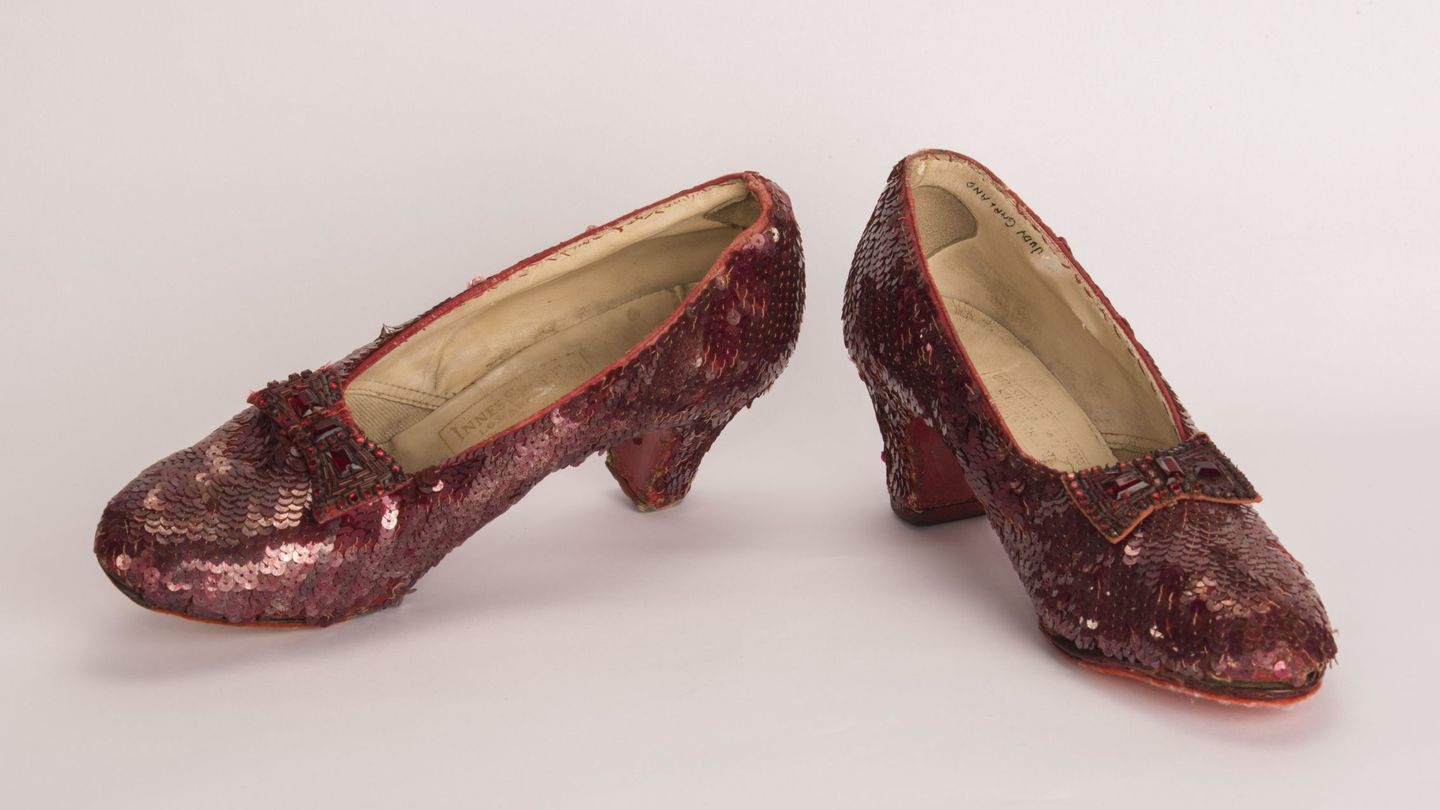 Los zapatos de rubí que lució Judy Garland en el clásico 'El mago de Oz'. (EFE)
