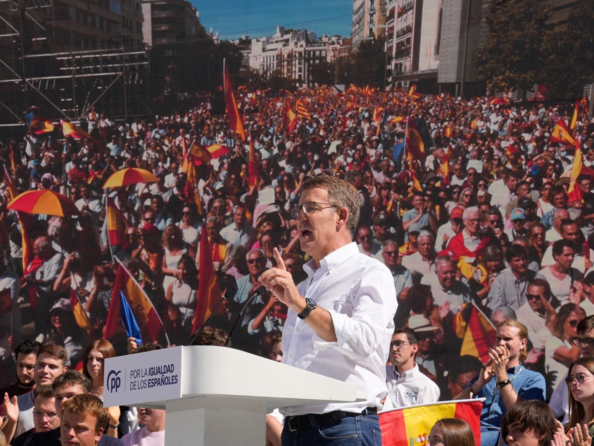 Foto: El líder del Partido Popular, Alberto Núñez Feijóo, durante el acto del PP celebrado en la plaza de Felipe II. (EFE/Borja Sánchez Trillo)