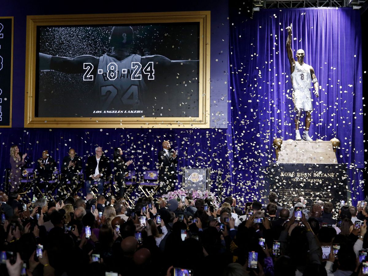 Foto: La estatua de Kobe Bryant en el Crypto.com Arena. (Jason Parkhurst/USA TODAY)