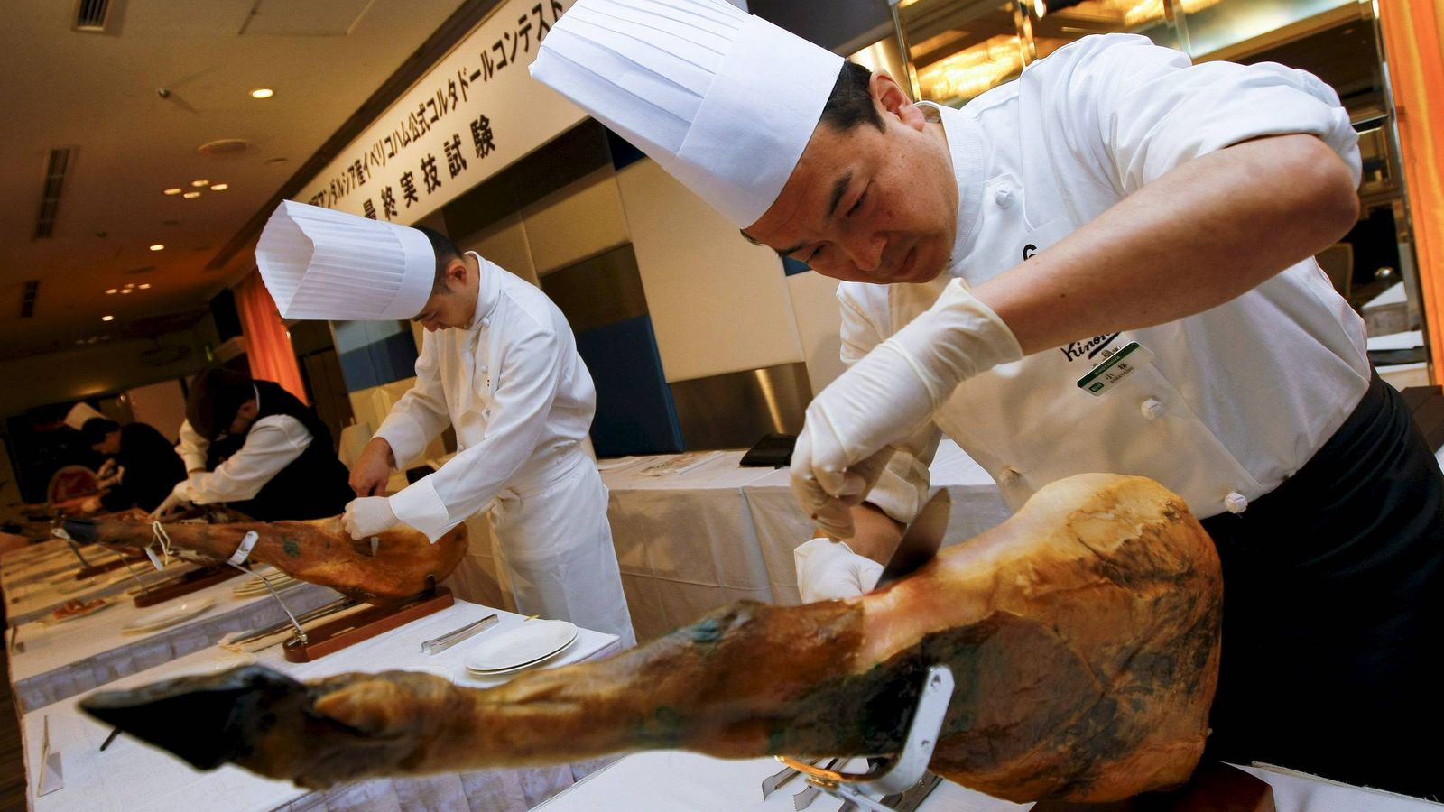 Foto: Un cortador de jamón japonés corta jamón ibérico andaluz durante un concurso en Tokio. (EFE)