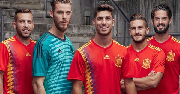 superficie sensación Adaptar Alemania le cuela (sin querer) a España una camiseta de república...  bananera