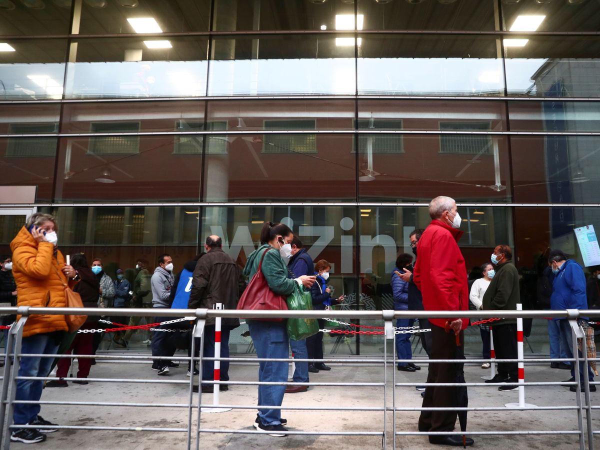 Foto: Varias personas esperan para recibir la vacuna del coronavirus en Madrid. (Reuters)
