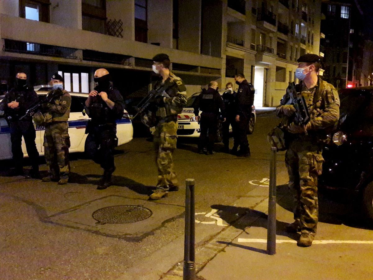 Foto: La policía patrulla en Lyon. (Reuters)