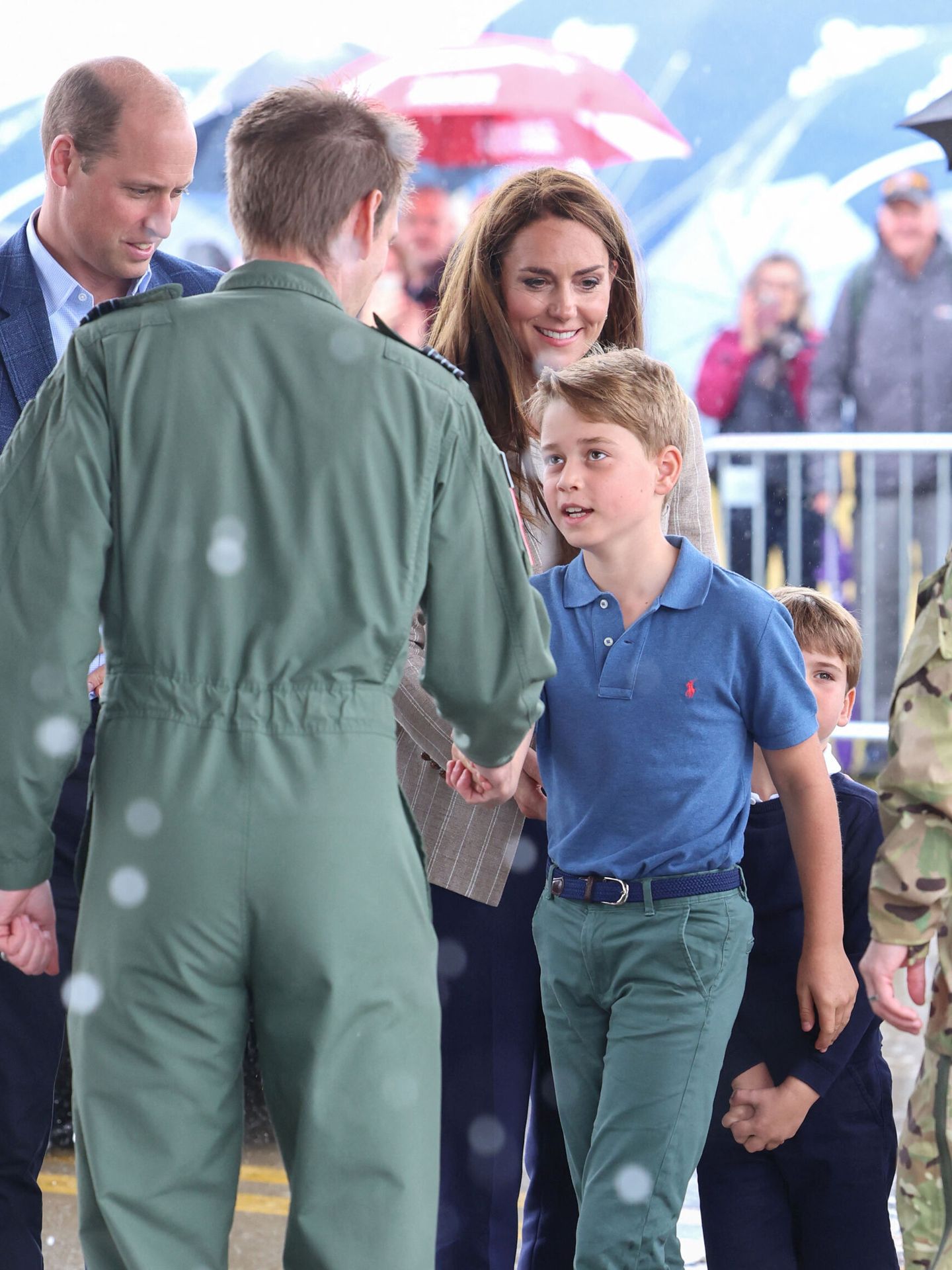 El príncipe George saluda durante su visita al Air Tattoo con sus padres. (Reuters/Pool/Chris Jackson)