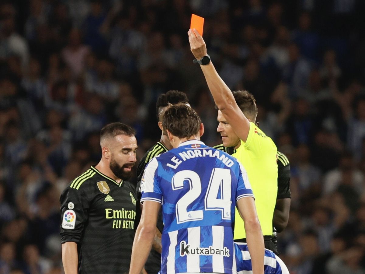 Foto: El árbitro Pulido Santana muestra la tarjeta roja a Carvajal. (EFE/Javi Colmenero)