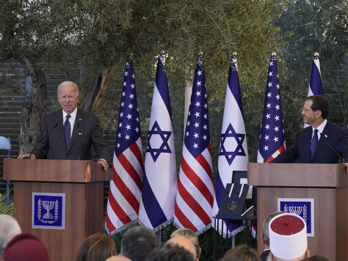 Foto: El presidente de EEUU Joe Biden (i) con su homólogo israelí Isaac Herzog (d) en Jerusalén. (EFE/EPA/Maya Alleruzzo)
