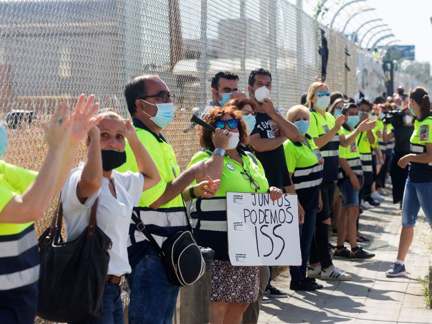 Protesta de empleados de Nissan frente a la fábrica de Barcelona. (EFE)