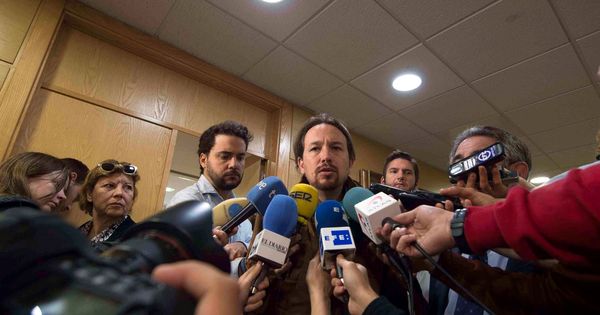 Foto: El secretario general de Podemos, Pablo Iglesias, hace declaraciones a los medios de comunicación. (EFE)