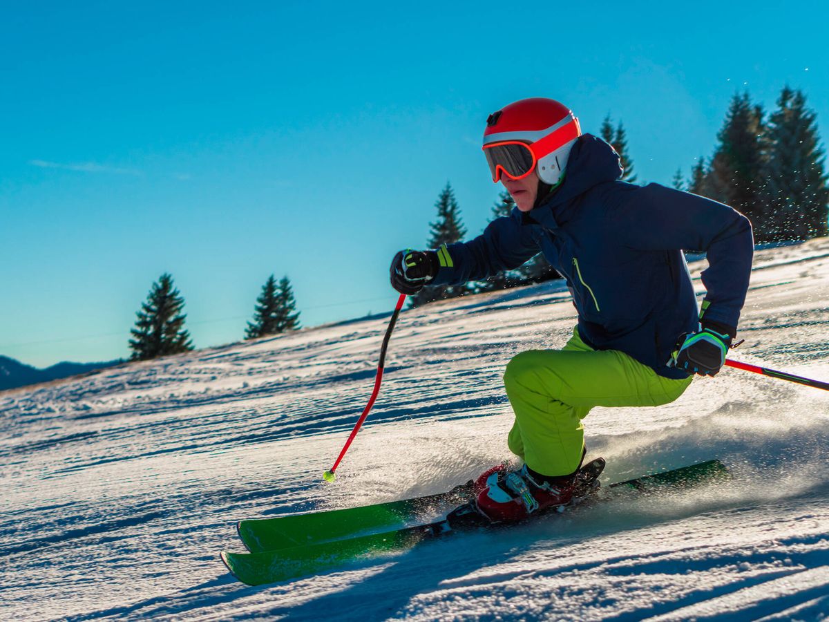 Foto: Se recomienda usar casco a los esquiadores de todos los niveles (Wirestock para Freepik)