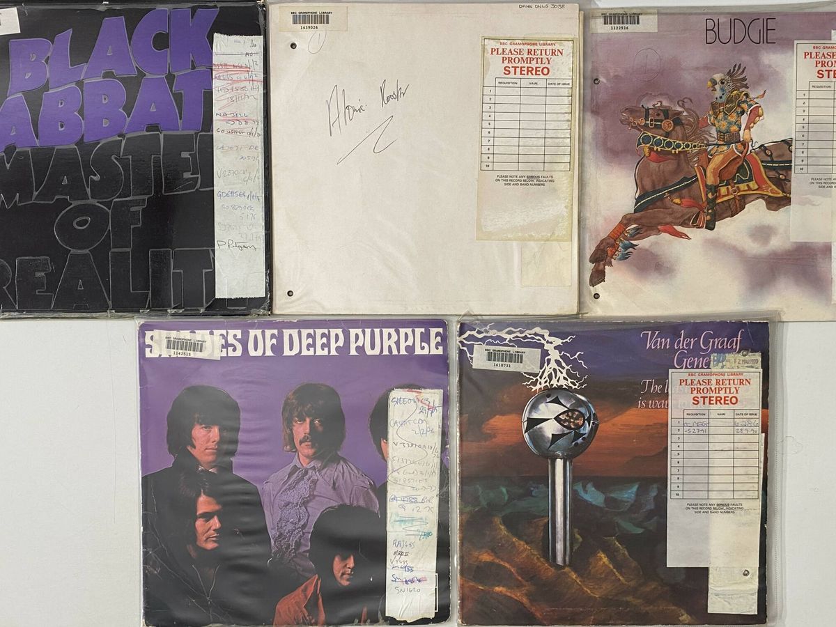 Foto: El lote 49 de la subasta de vinilos de la BBC, titulado "HEAVY/ PROG/ BLUES - ROCK LP PACK", incluye discos de Black Sabbath, Deep Purple, Budgie, Atomic Rooster y Van der Graaf Generator (Omega Auctions)