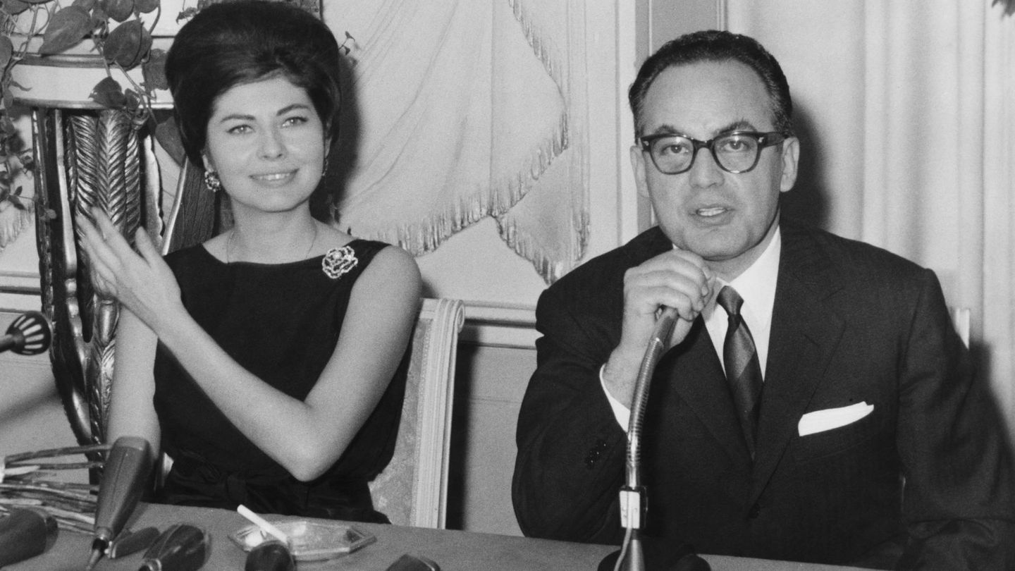 La princesa con el productor de cine Dino De Laurentiis en 1963. (Getty)