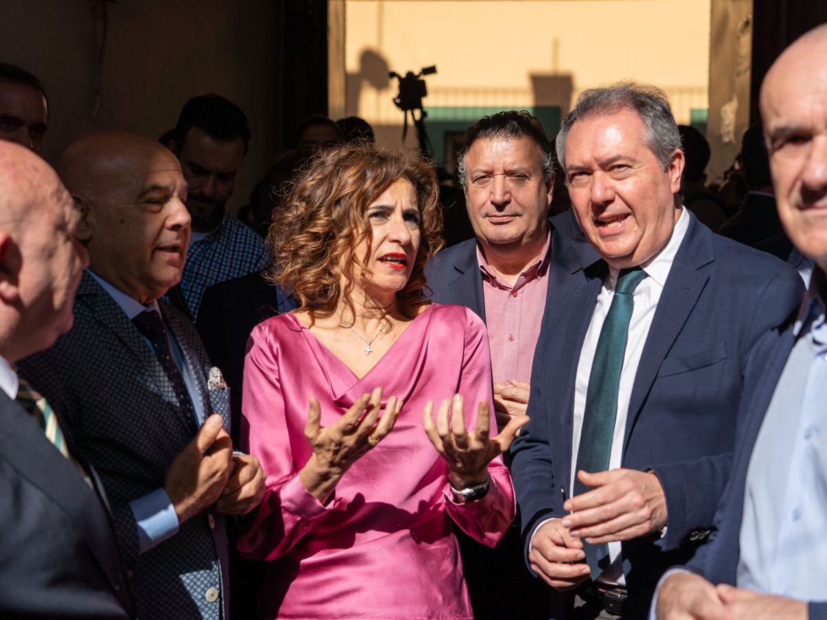 Foto: María Jesús Montero y Juan Espadas, en un acto en Sevilla. (Europa Press / Francisco J. Olmo)