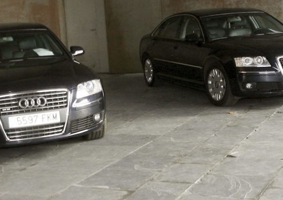 Foto: Imagen de dos coches oficiales. (EFE)