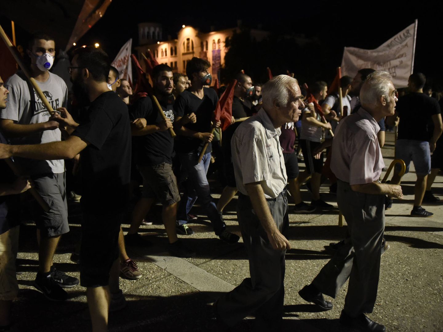 Manifestantes durante una protesta contra las medidas de austeridad aplicadas por el Gobierno, en Tesalónica. (Reuters)