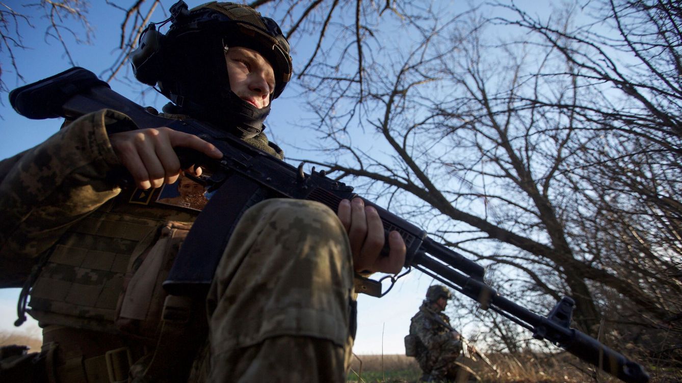 Foto: Militares ucranianos controlan una zona en la región de Donetsk, Ucrania. (Reuters/Anna Kudriavtseva)