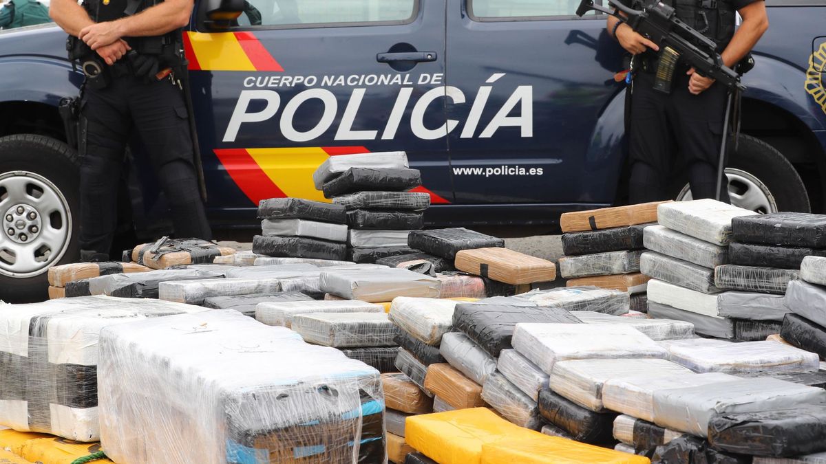 La Policía aborda en pleno océano Atlántico un narcovelero con 1.500 kilos de cocaína