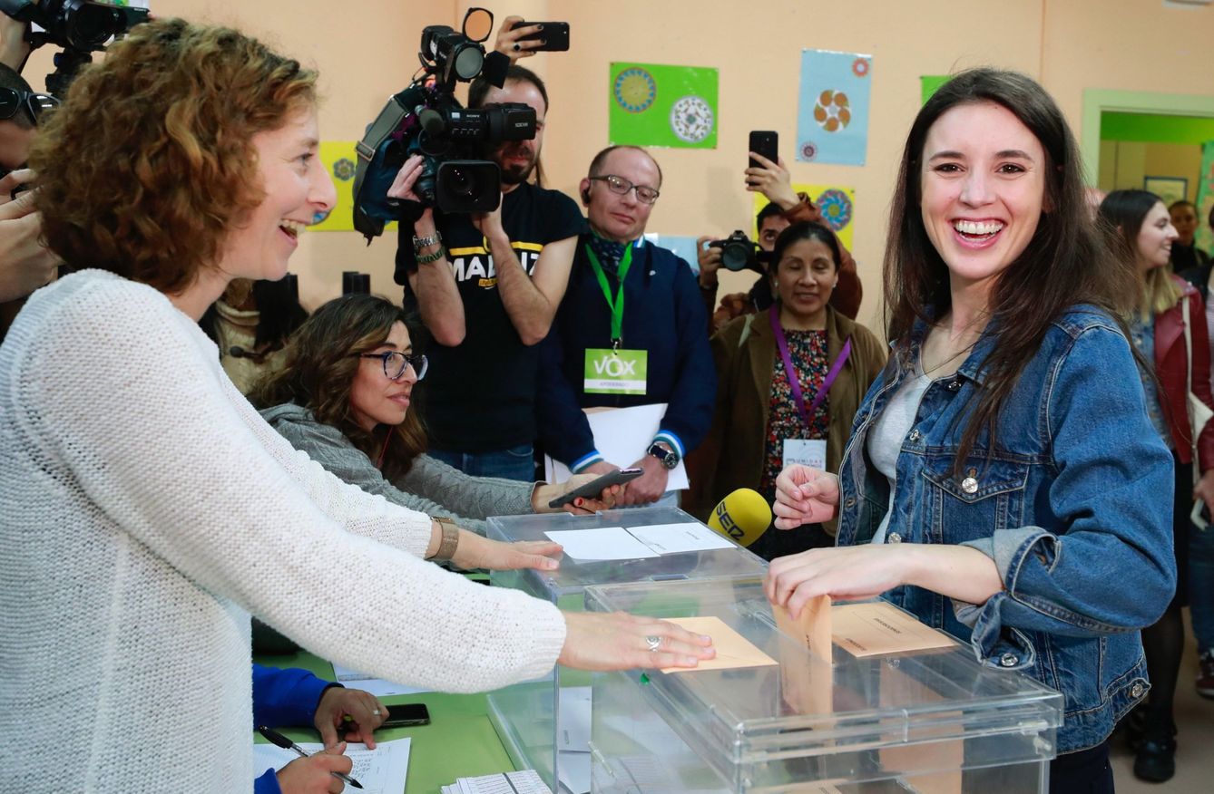 La número 2 de Unidas Podemos por Madrid, Irene Montero, vota en la mesa electoral de Galapagar. (EFE)