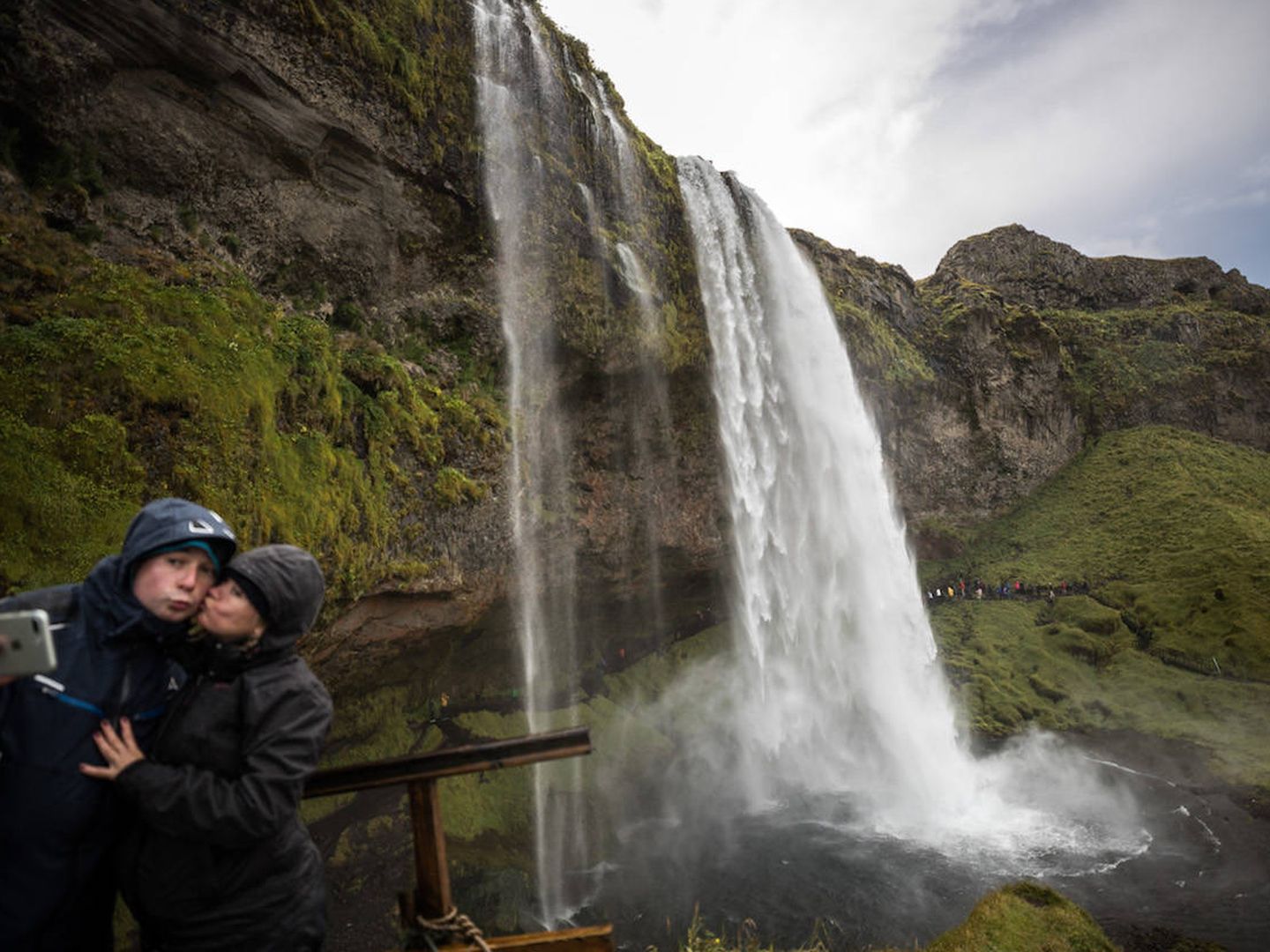 Pareja haciéndose un selfi en Islandia (Getty).