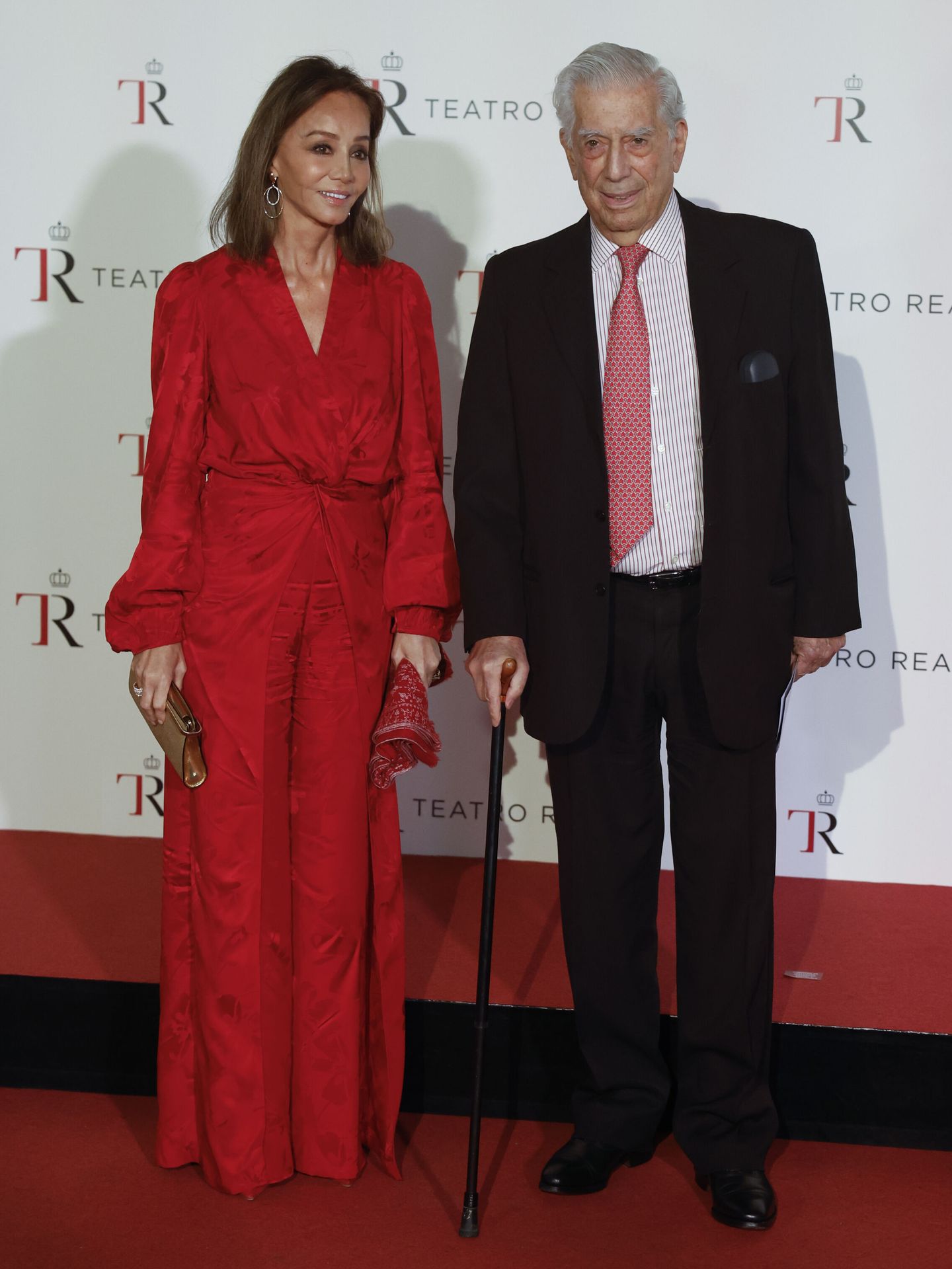 Mario Vargas Llosa e Isabel Preysler posan a su llegada a la representación de la Ópera 'Aída', de Giuseppe Verdi, con la que se inauguró la temporada 2022 2023 del Teatro Real. (EFE/Juanjo Martín) 