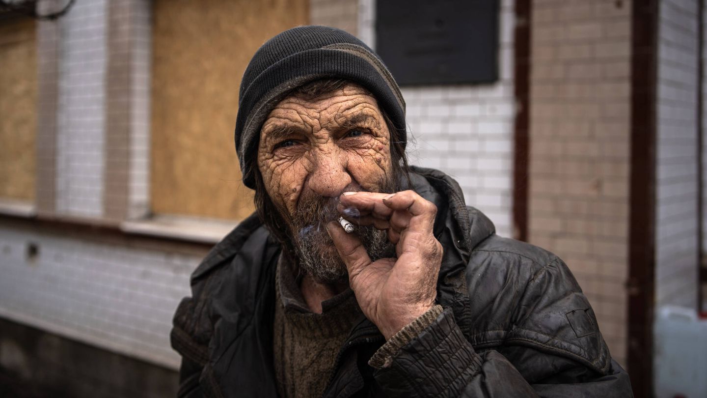 Viktor se fuma un cigarro en Katerinivka, a unos 8 kilómetros del frente dibujado por las tropas rusas (F. T)