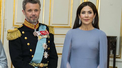 Así tunea Mary de Dinamarca un vestido de gala de Valentino (y lo hace más ideal)