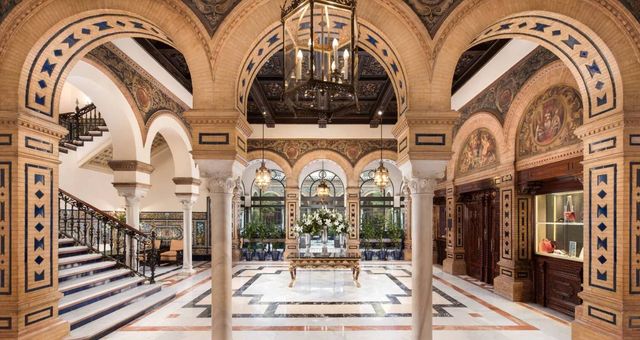 El hotel Alfonso XIII por dentro con elementos moriscos. (Cortesía)