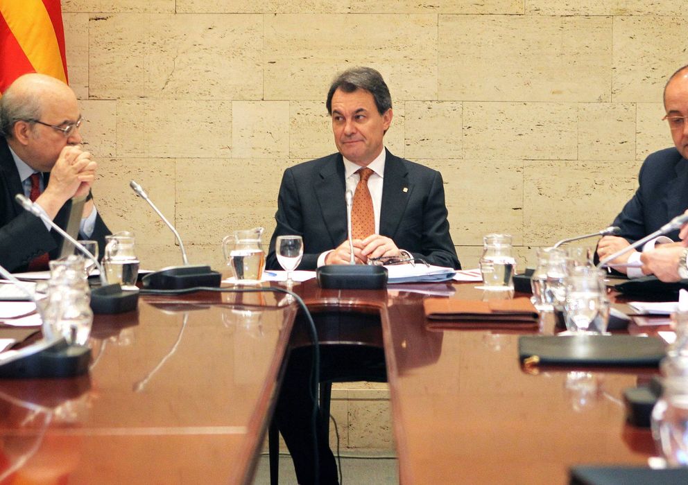 Foto: El consejero de Economía, Andreu Mas Colell; el presidente de la Generalitat, Artur Mas; y el consejero de Empresa y Empleo, Felip Puig. (Efe)