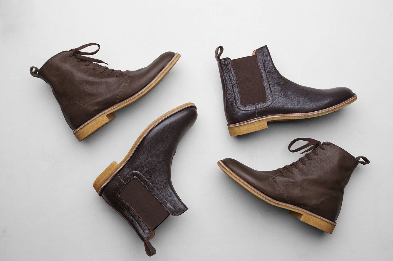 El estilo de la línea de zapatos 'Desert Boots' cuenta con una elegante forma y su costura está detallada a juego con el color. 