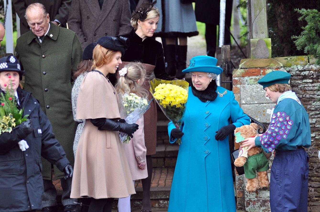 La princesa Beatriz de York con la Reina Isabel II de Inglaterra. (EFE/Malcolm Clarke)