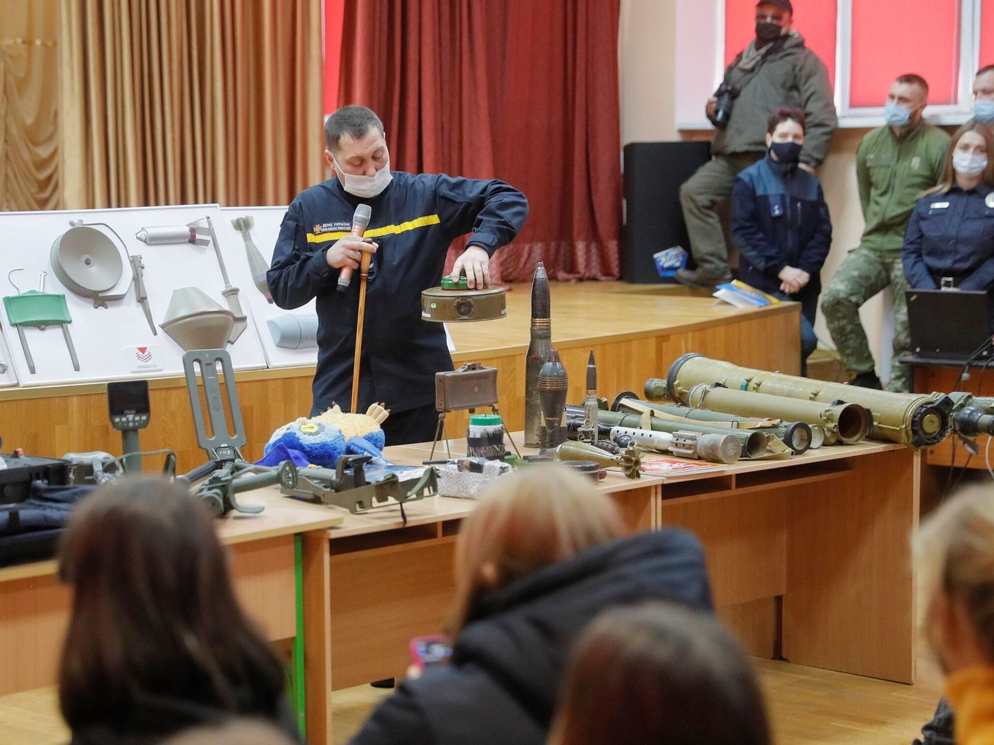 Un seminario para niños sobre los peligros de las minas antipersona en caso de guerra en Kiev. (EFE/Sergey Dolzhenko)