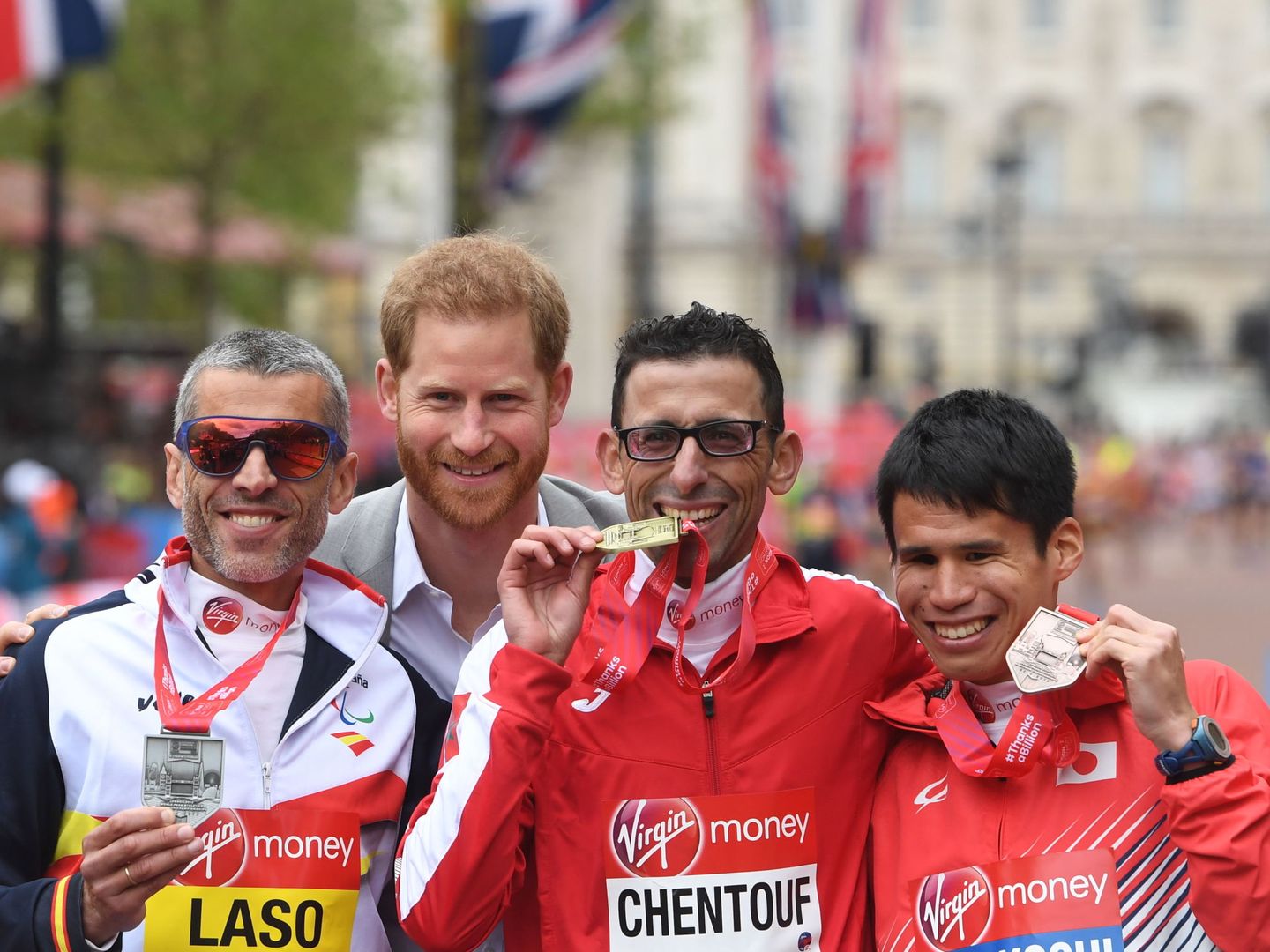 A la izquierda, Alberto Suárez Laso, segundo en la maratón T11 12 de Londres, junto al príncipe Harry, en 2019.