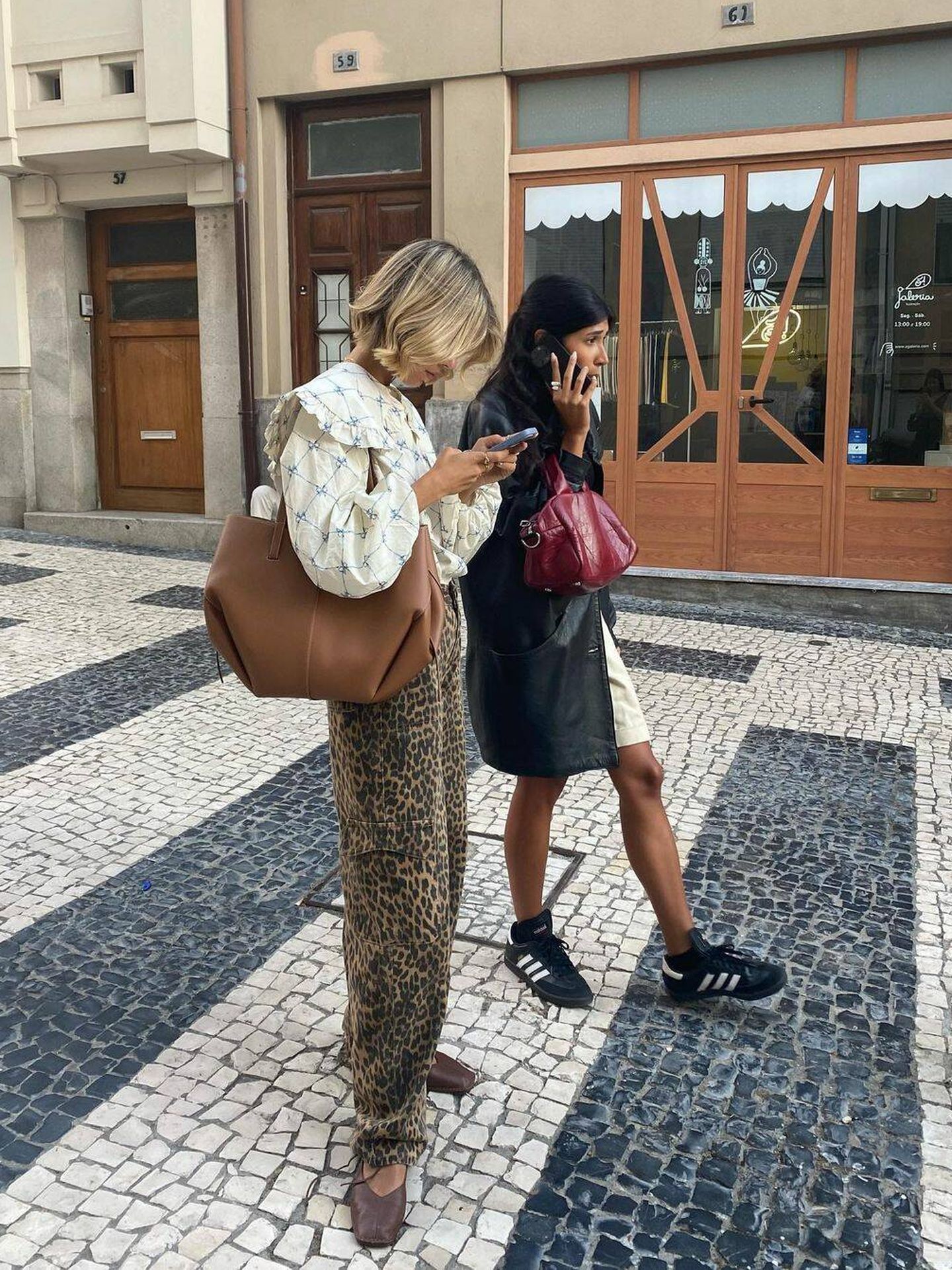 Look con blusa romántica y pantalón de leopardo. (Instagram/@inesisaias)