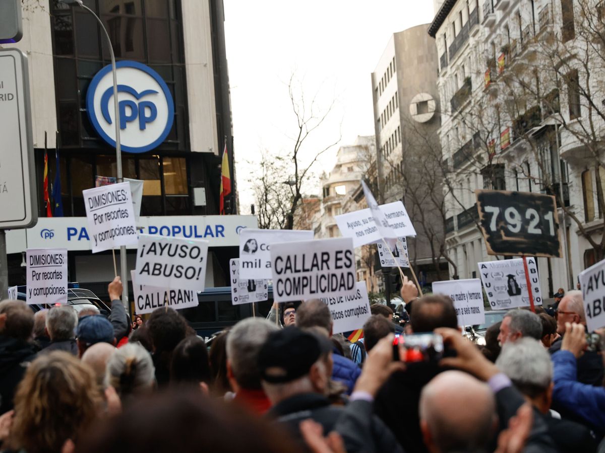 Foto: Manifestación en la calle Génova, frente a la sede del PP. (EFE/J.P. GANDUL)
