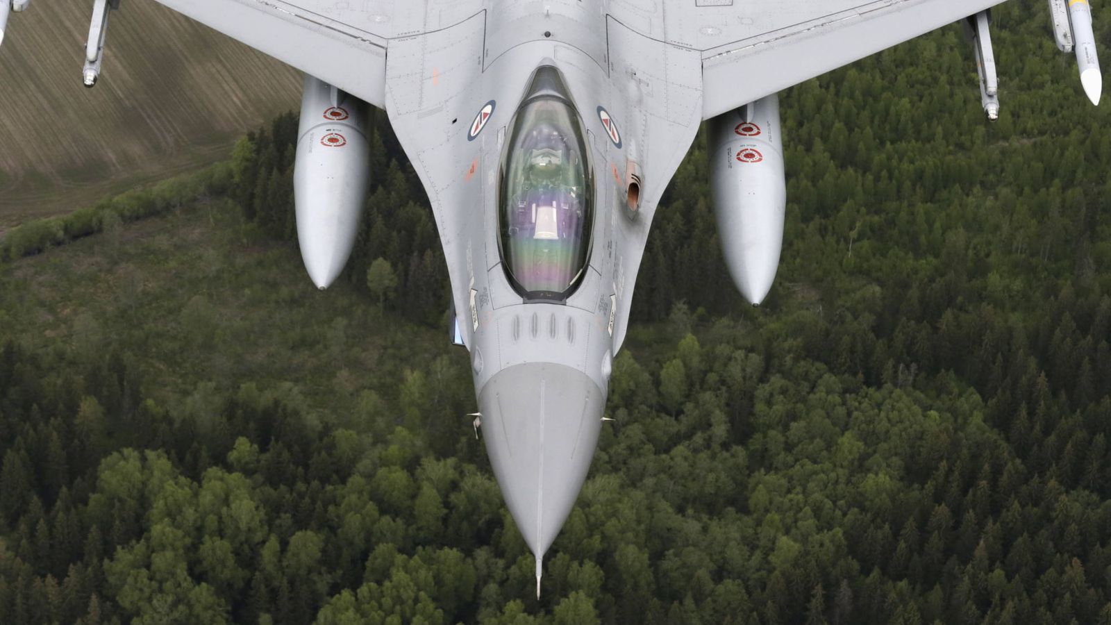 Foto: Un F-16 de la Fuerza Aérea Noruega vuela sobre los países bálticos desde la base de Zokniai (Reuters).