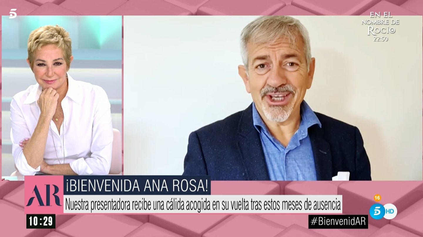 Ana Rosa, ante el vídeo de bienvenida. (Telecinco)
