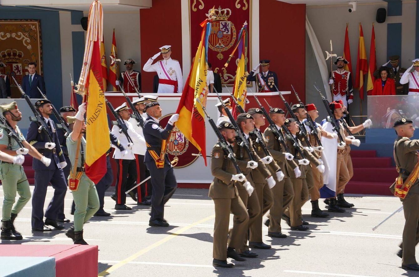 Un momento del desfile con el paso de banderas y estandartes ante SM el Rey. (ET)