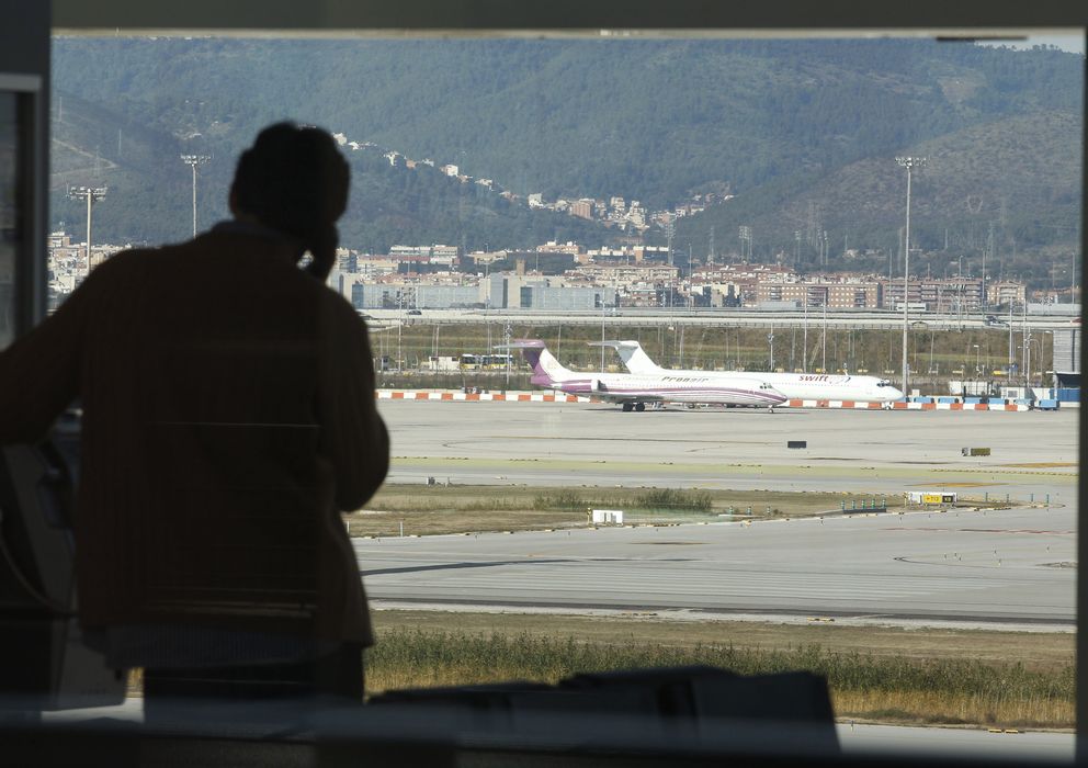 Foto: Pasajero en la T1 del aeropuerto de El Prat (Reuters)
